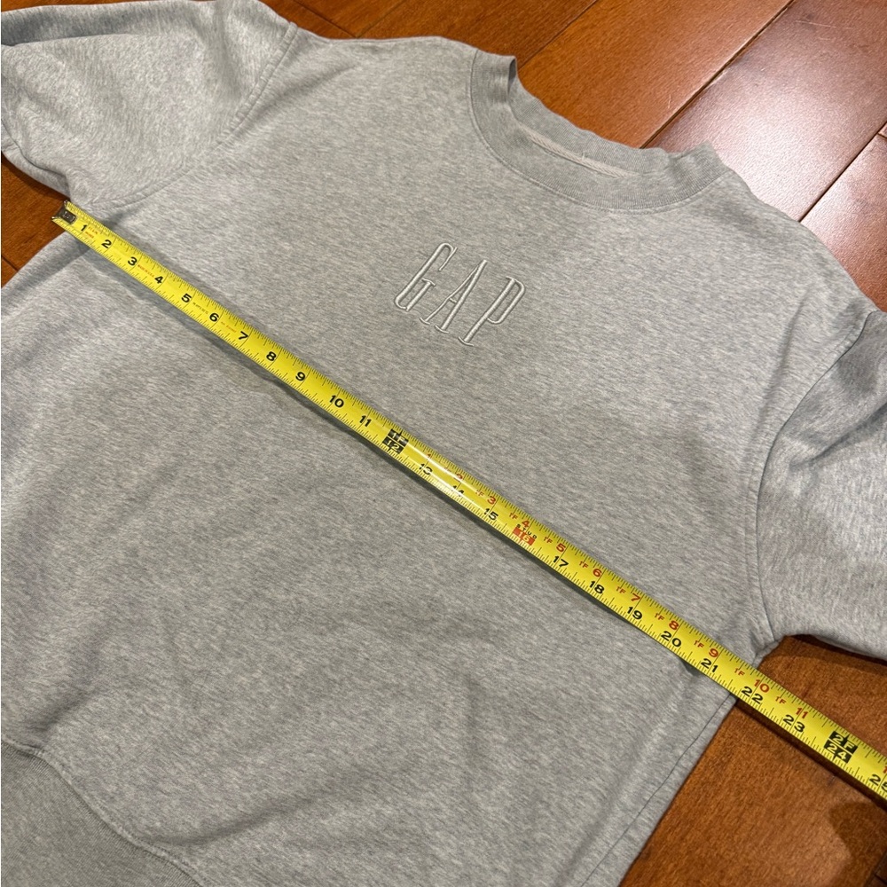 GAP Men's 90s style Gap embroidered Light Gray Crewneck Sweater - Picture 6 of 7